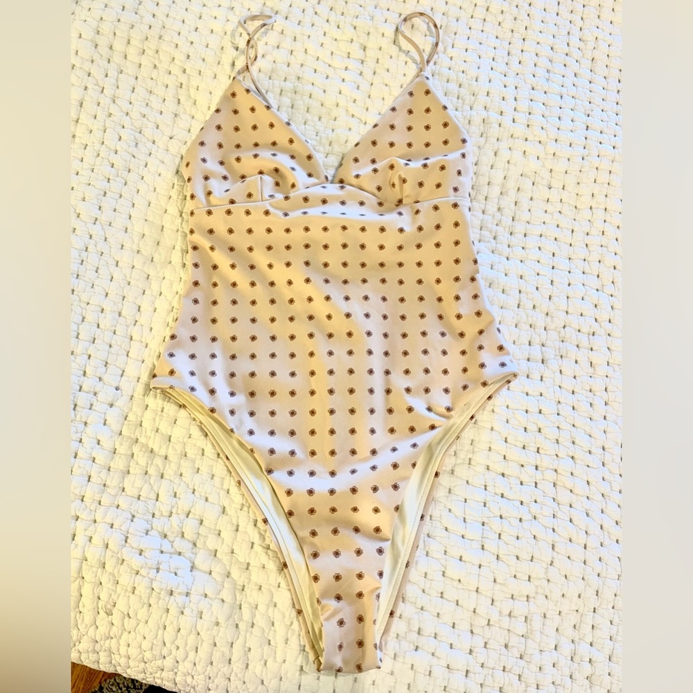 NWOT - Zulu & Zephyr Stone Daisy One piece Swimsuit 🌼